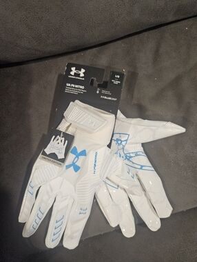 NWT Under Armour white football gloves